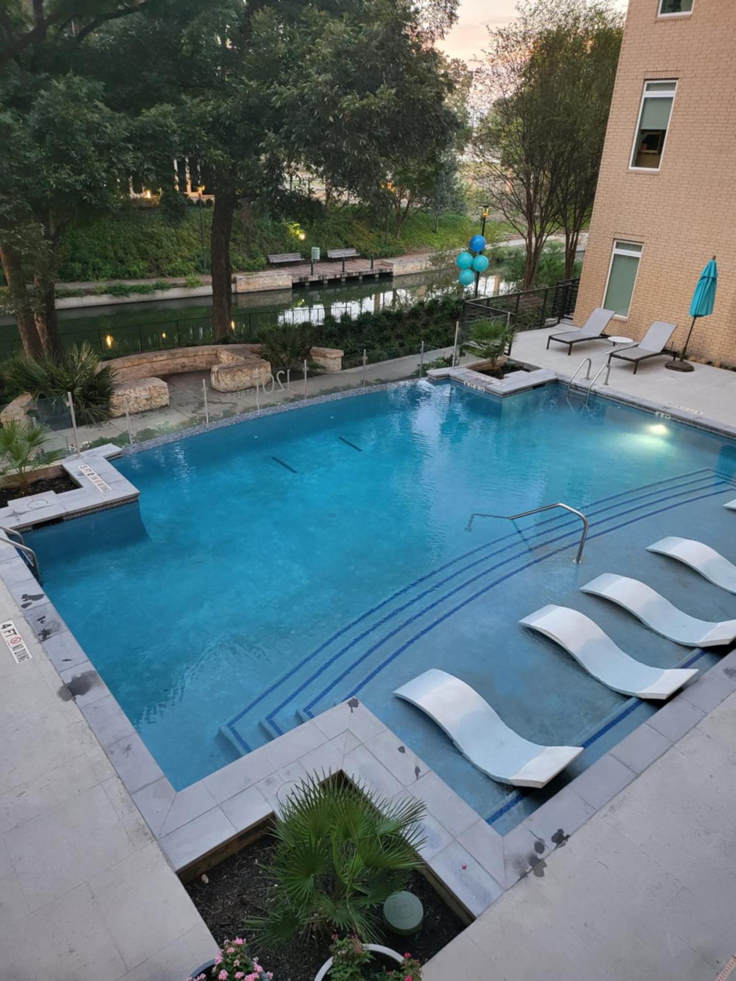 Beautiful On Riverwalk W King Ste Free Parking Pet Friendly Centrally Located On The Riverwalk Apartment San Antonio