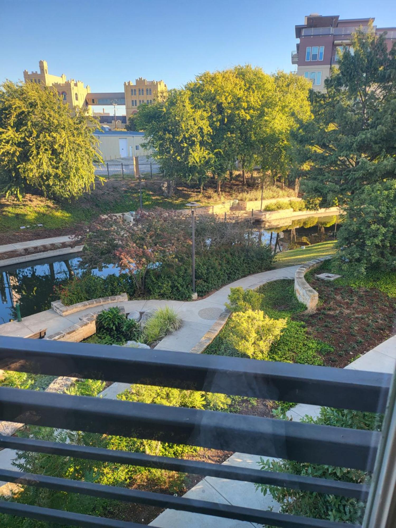 Beautiful On Riverwalk W King Ste Free Parking Pet Friendly Centrally Located On The Riverwalk Apartamento *